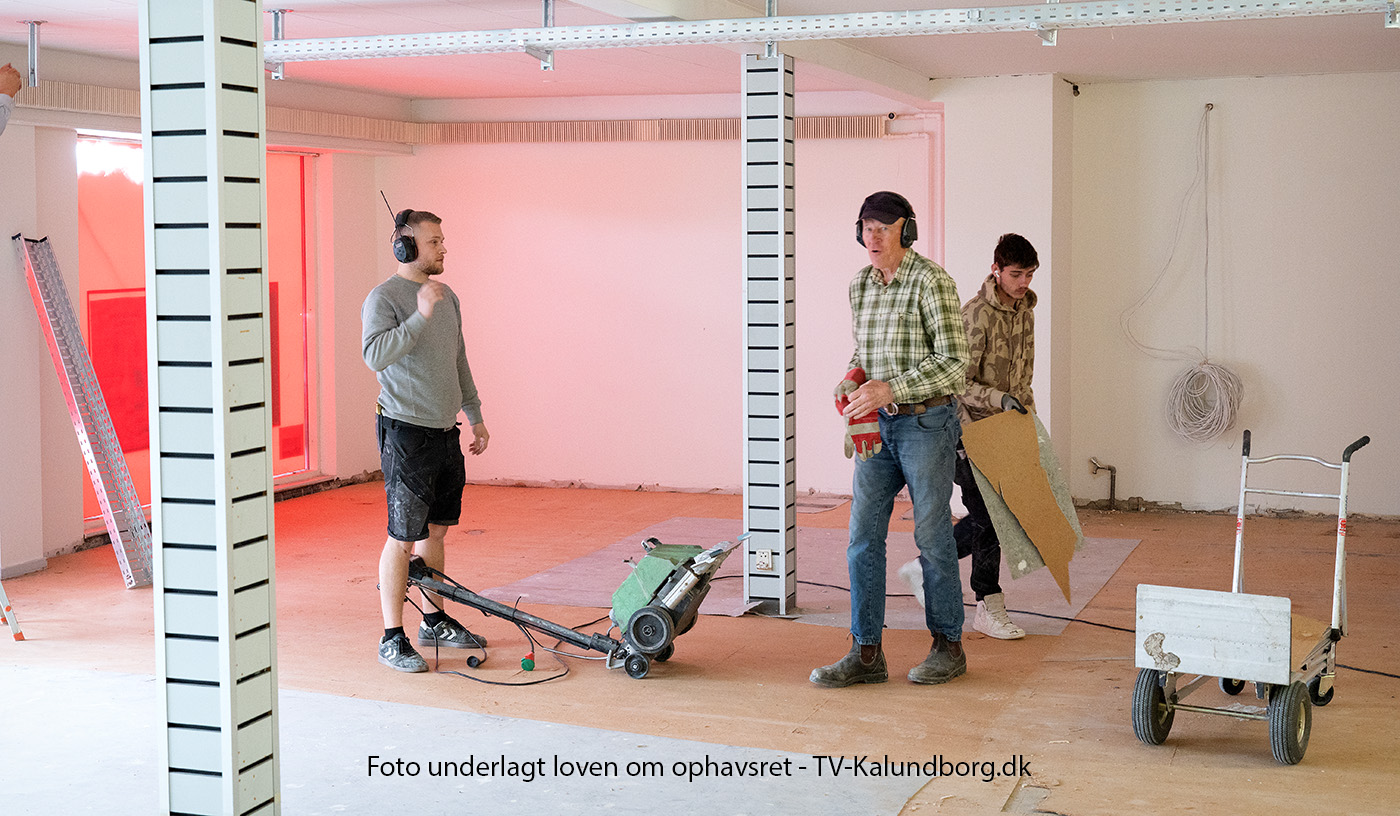 Frivillige yder et kæmpe arbejde for at få nyt butikshus færdigt