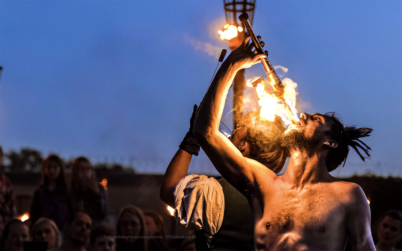 Festival med både gøgl, akrobatik og ildshows