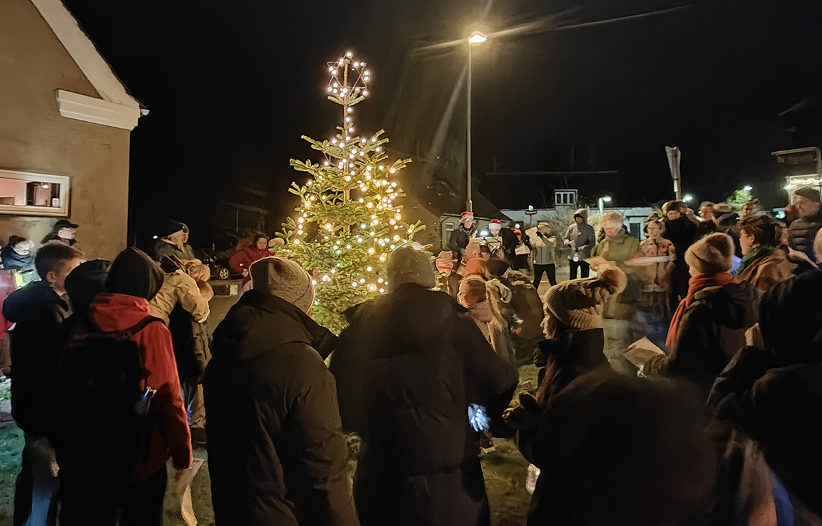 Stor opbakning til juletræstænding i Ulstrup