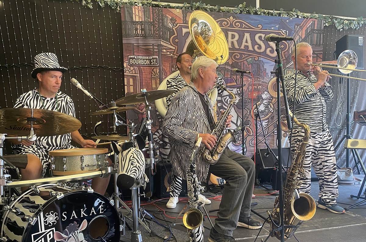 Stopfyldt gårdhave til sommerjazz på Kontoret