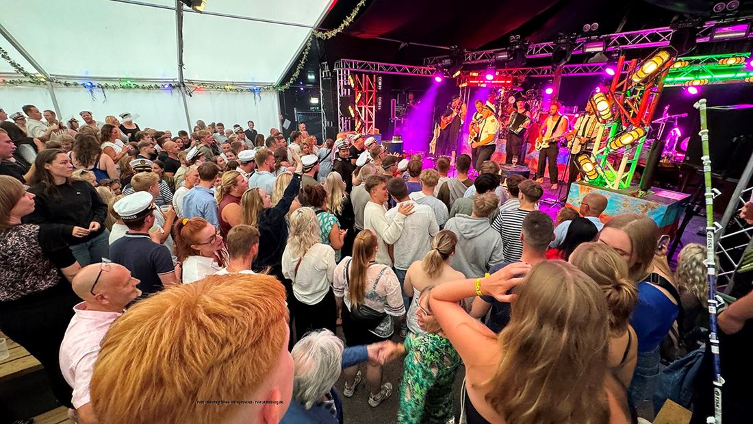 Spisebilletter, tre-dages armbånd og drinkspakker - Kontoret gør sig klar til byfest
