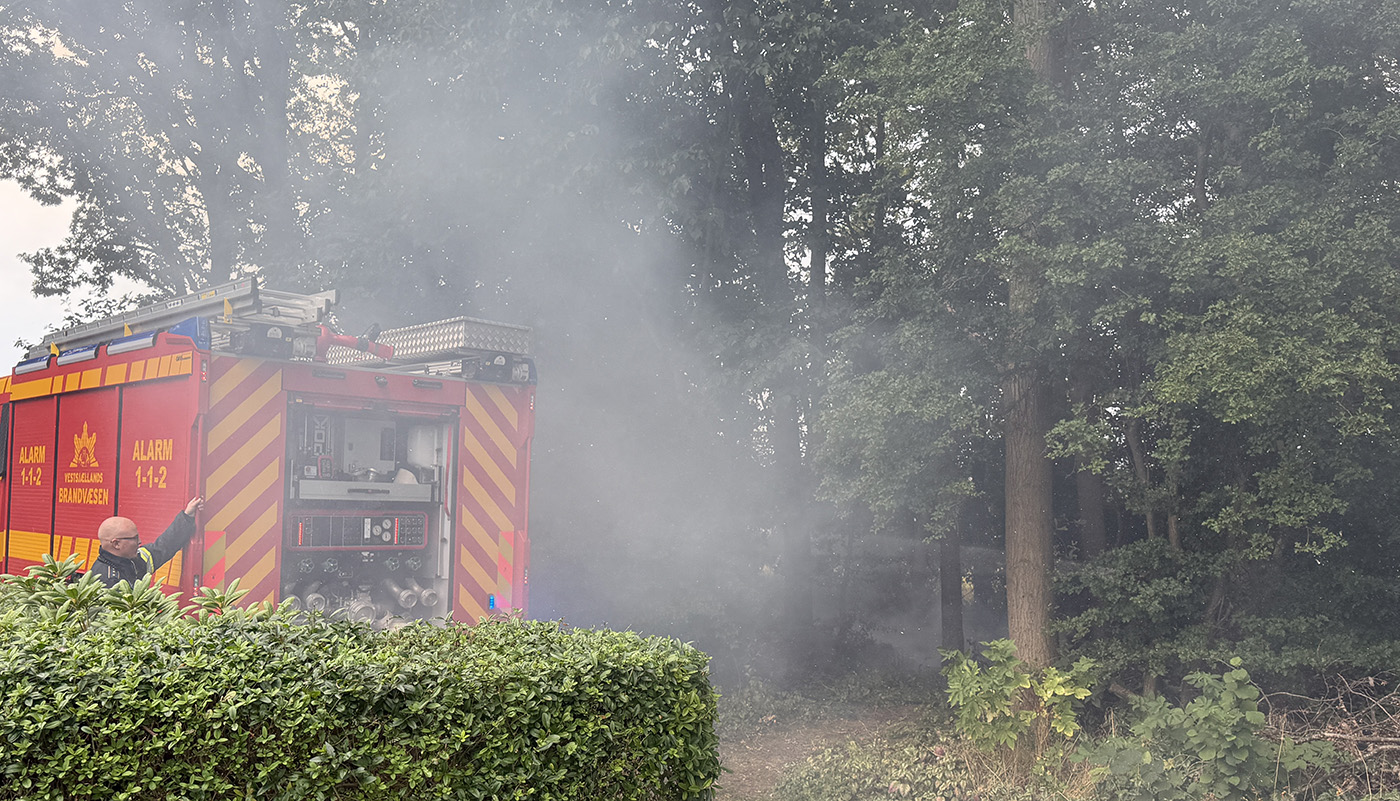 Løber opdagede  røg og flammer i skovbunden