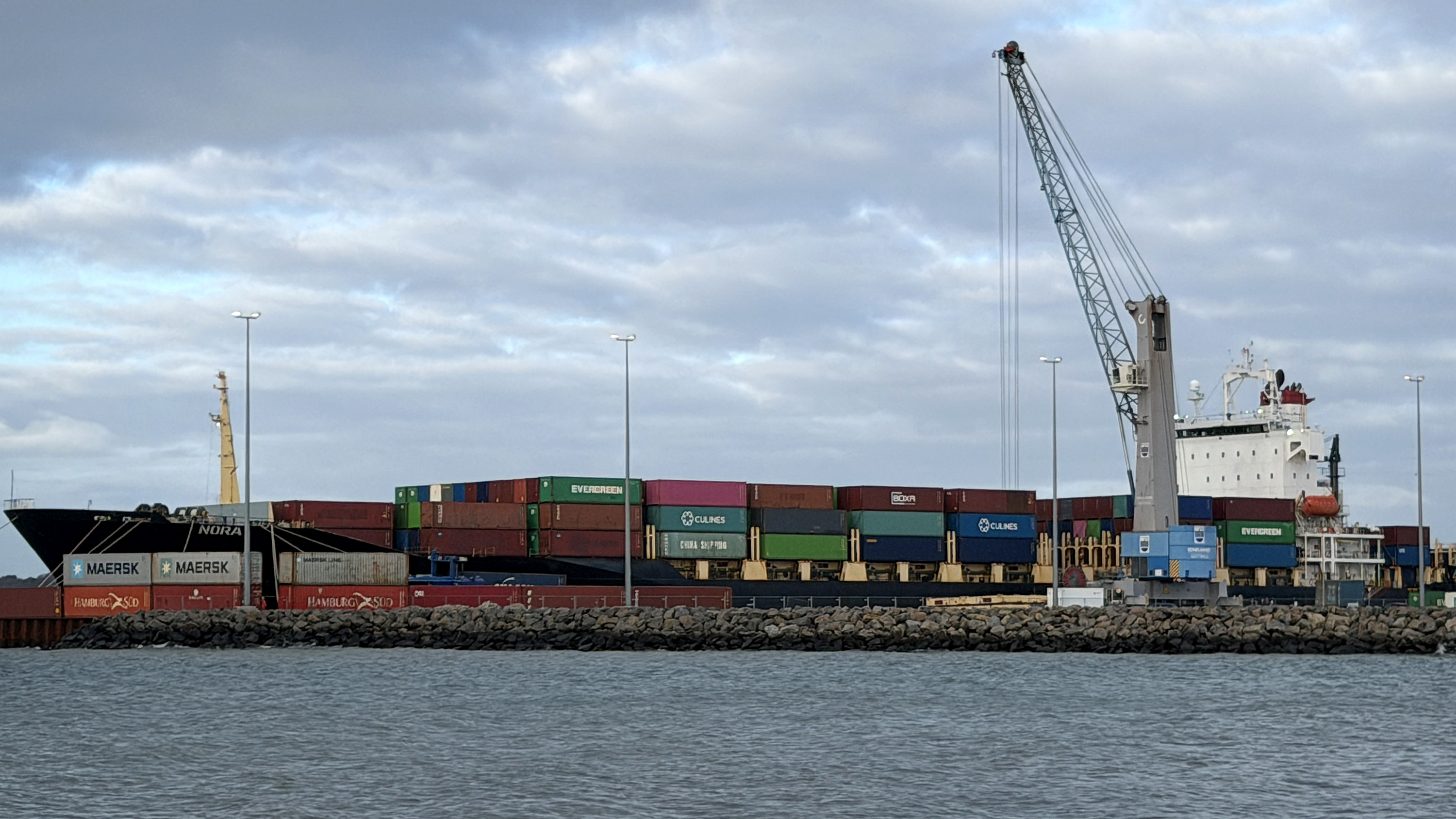 Tilbageholdt skib bliver losset