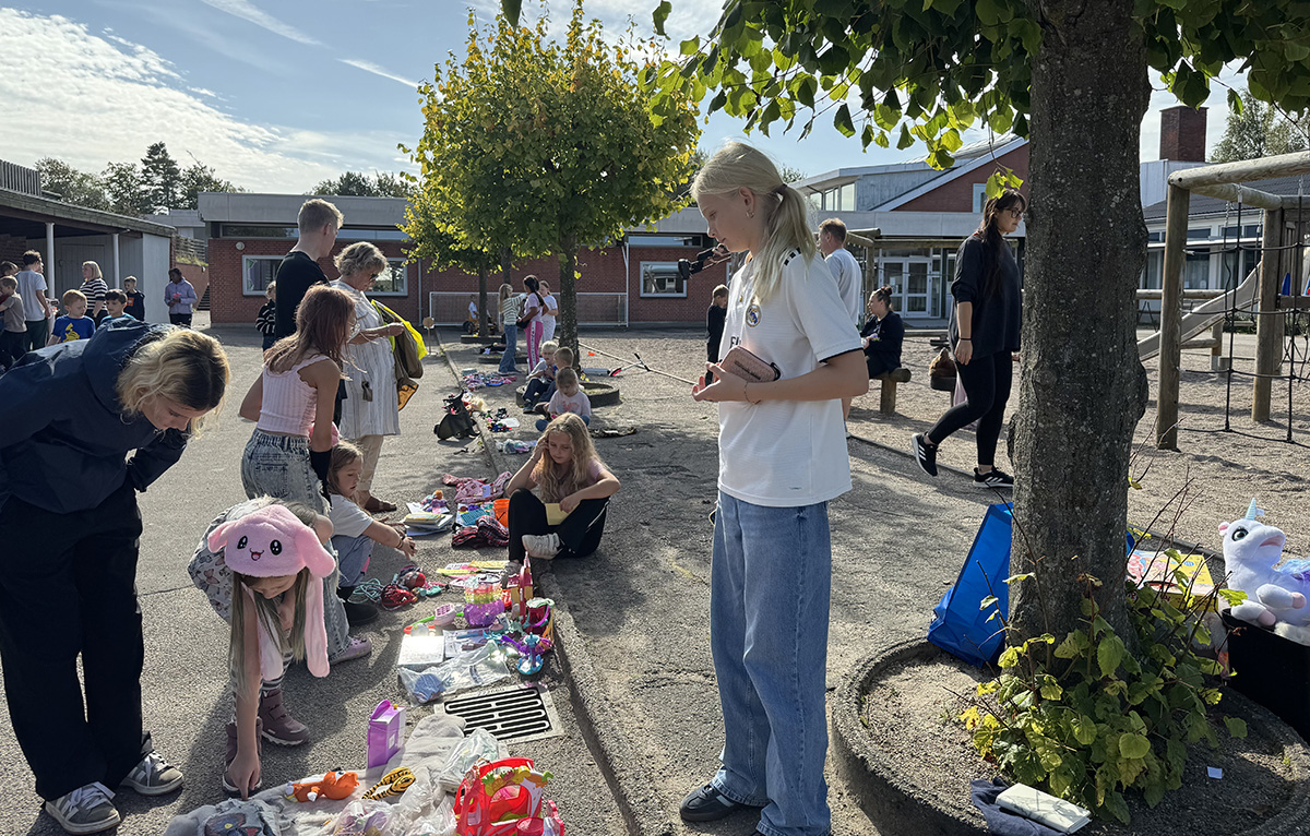 Lyden af klirrende småpenge i skolegården