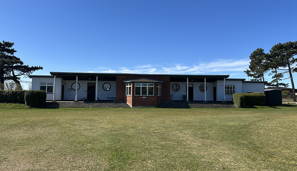 Fugtskadet klubhus må vente