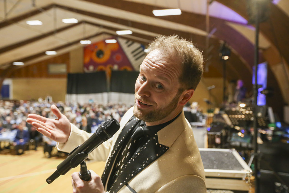 700 seniorer festede trods snestorm