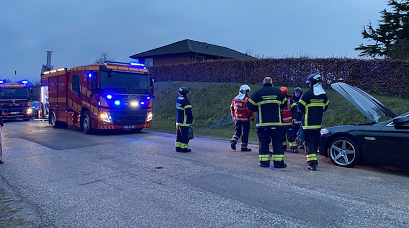 Brand i bil, som står i det fri