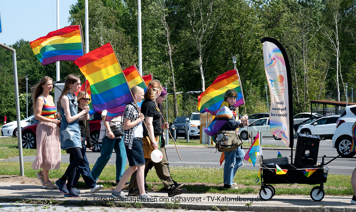 Regnbueparade gennem Kalundborg ramt af stenkast