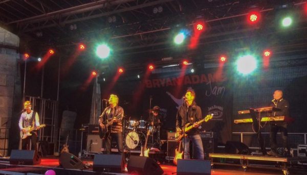 Bryan Adams Jam spiller i Svallerup Forsamlingshus