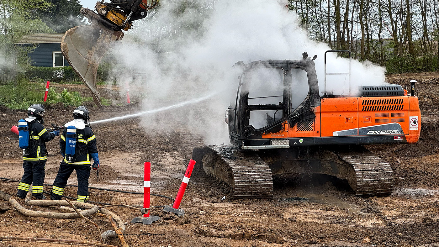 Stor gravemaskine gik op i flammer