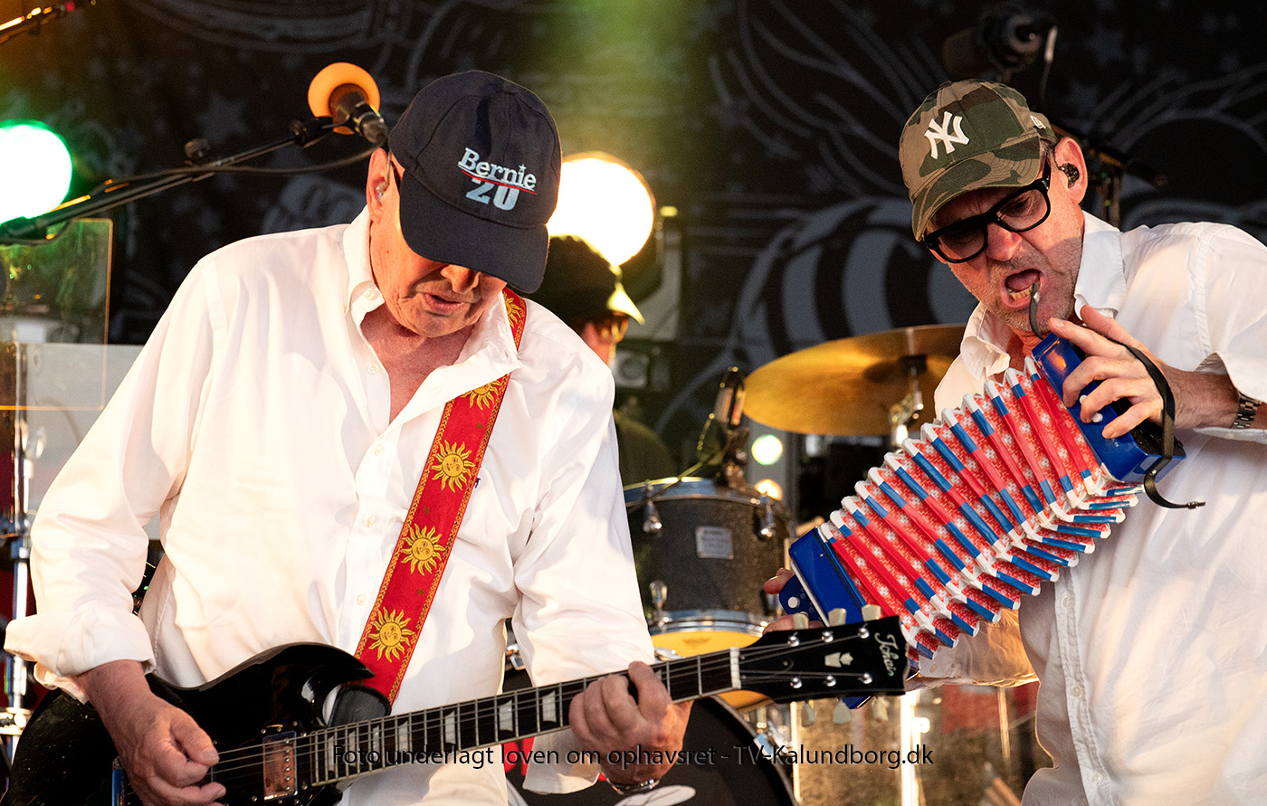 Billedserie: Stort set udsolgt til beach party i vandkanten