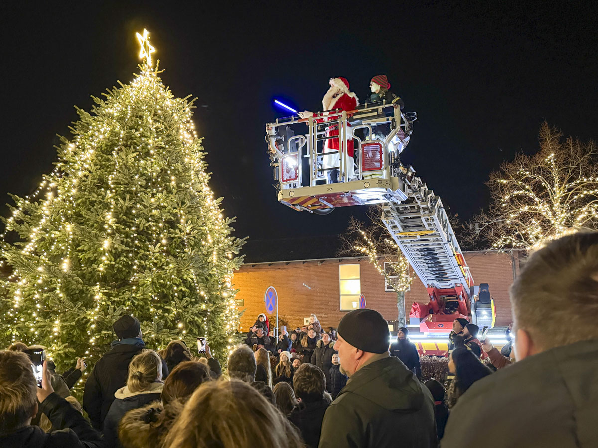 Julemanden højt til vejrs fik blus på byens træ