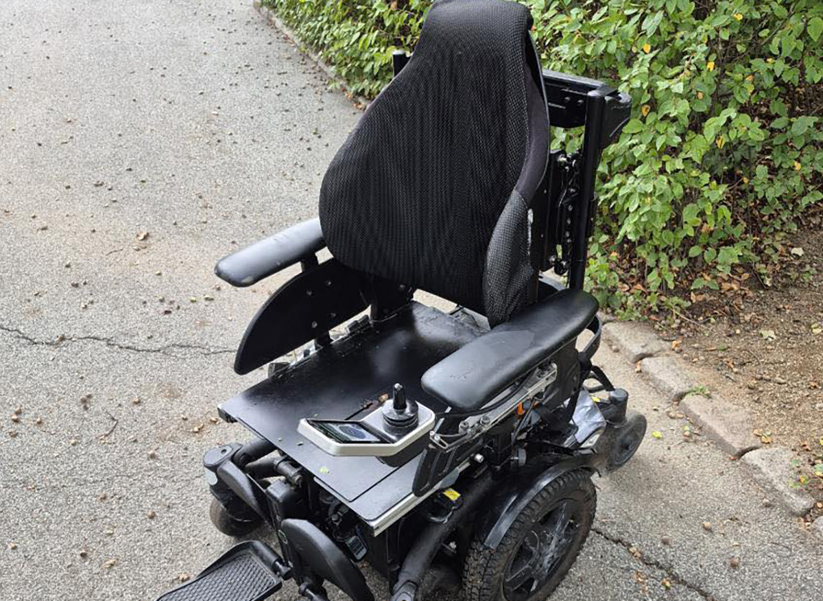 Tre unge stjal og smadrede kørestol