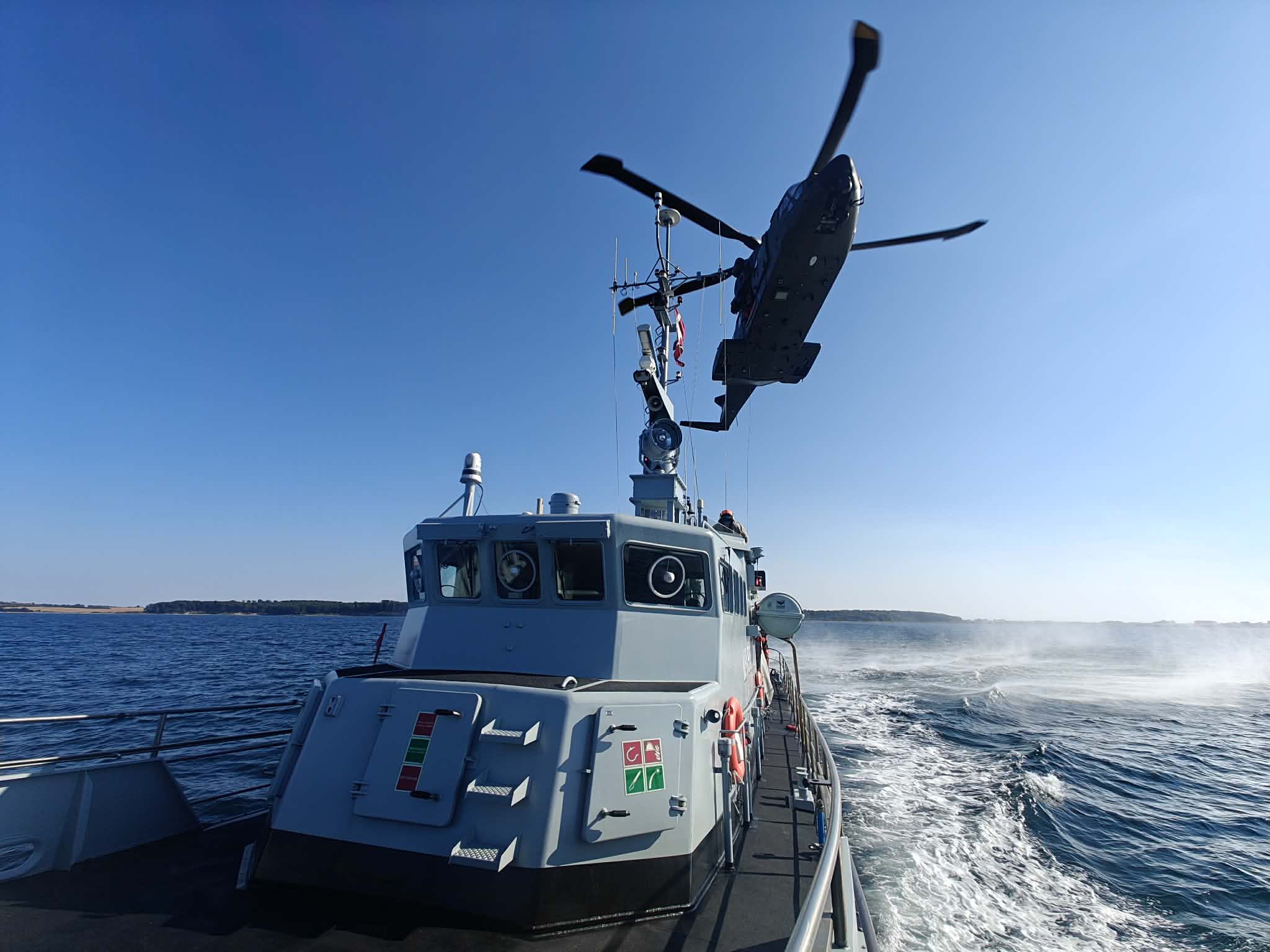Helikopter på øvelse over fjorden