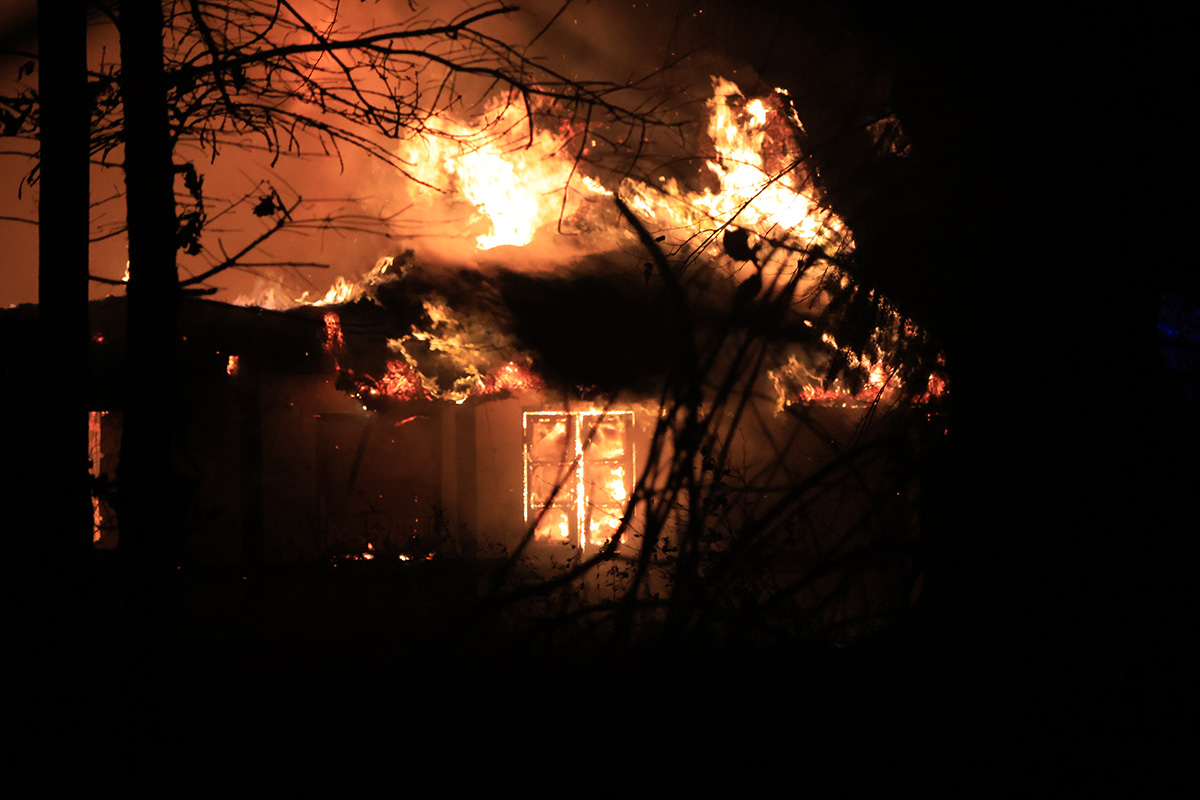 Gård brændte søndag nat