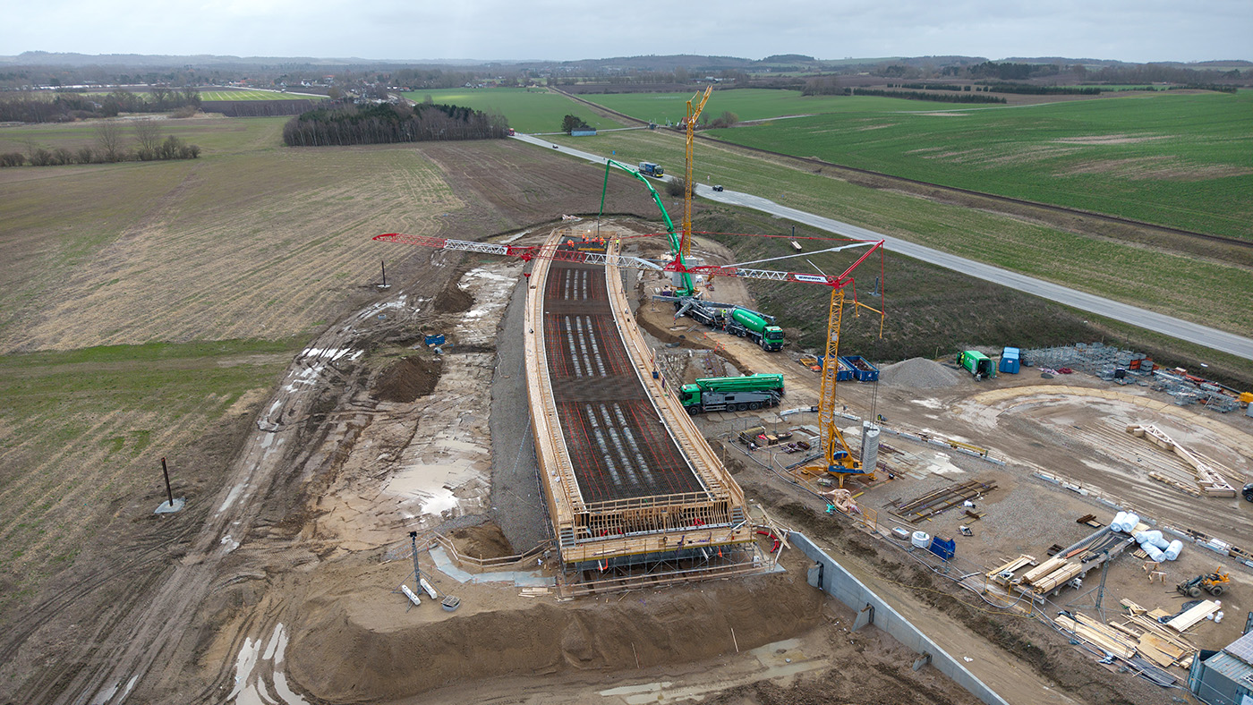 Støbning af motorvejsbro er i gang og forventes at vare op til 20 timer