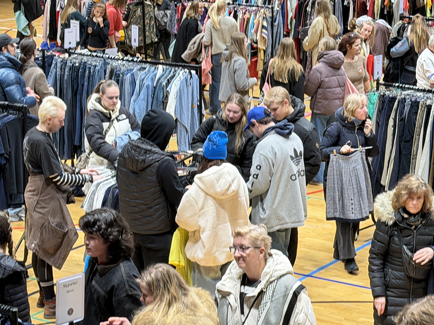 Folk trodsede sneen for at besøge Vintage marked 