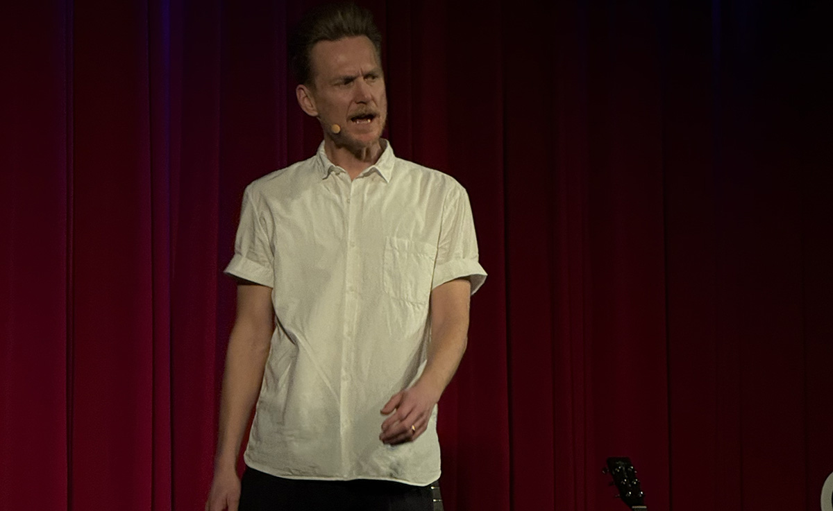 Huxi Bach trak fuldt hus i Kalundborg