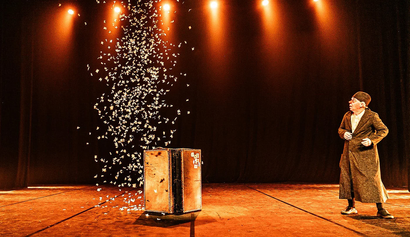 BARE VENT – en absurd romance uden ord