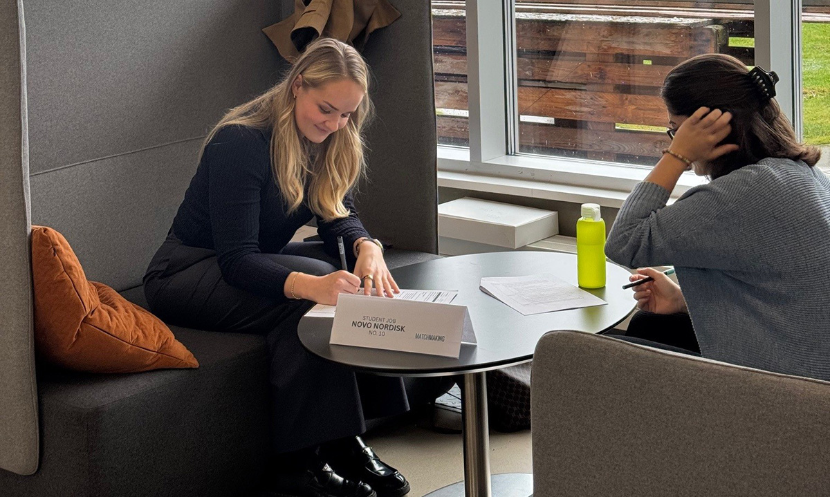 Bro mellem bøger og biotek