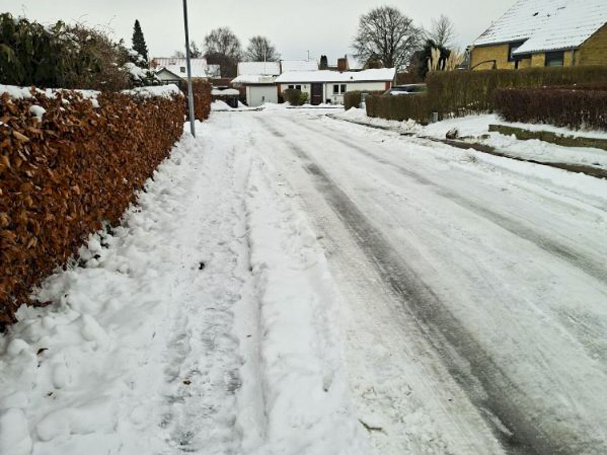 Heidi har svært ved at dele reklamer ud - mange rydder ikke fortov