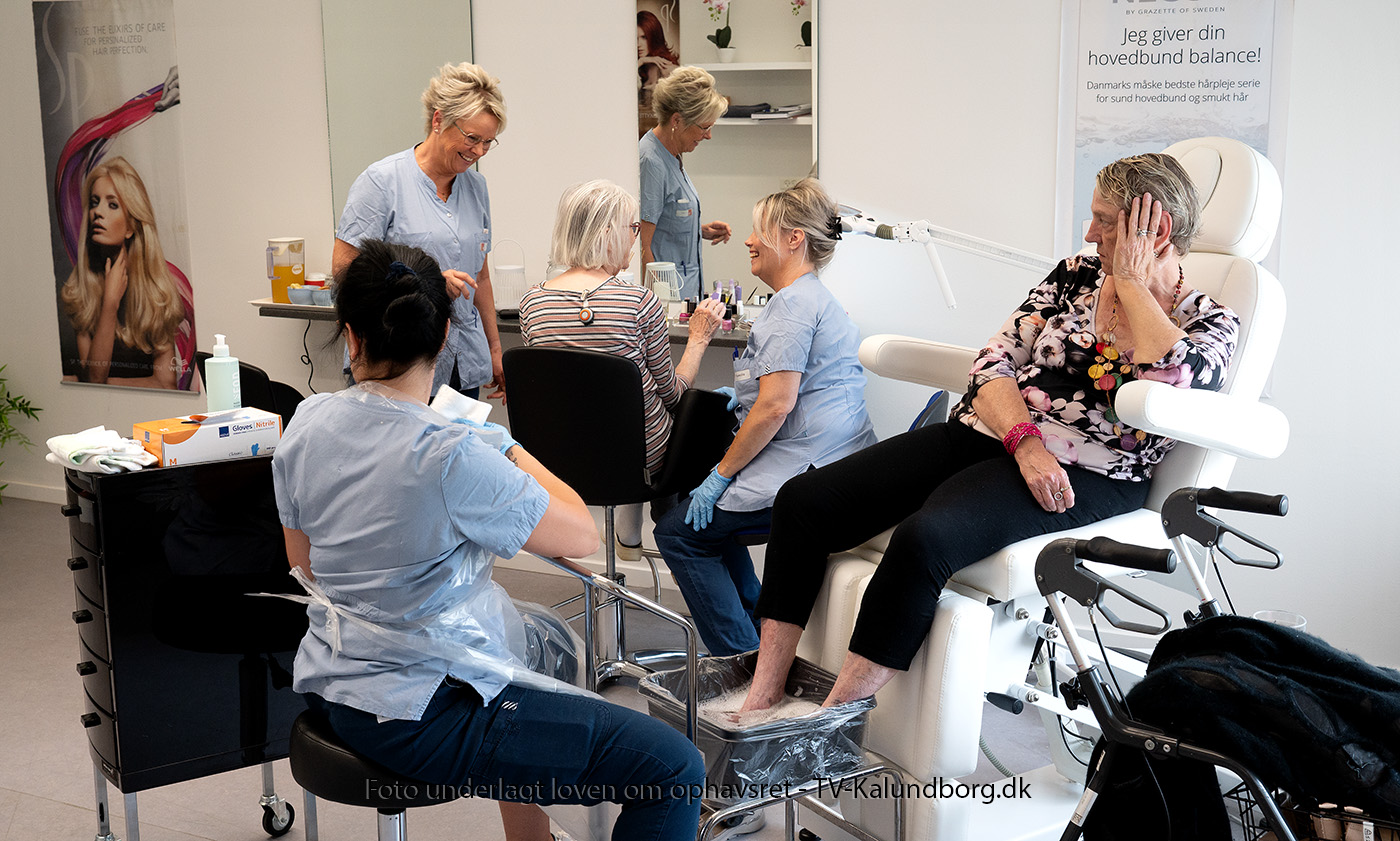 Demenscenter har både en rigtig frisørsalon og egen købmand