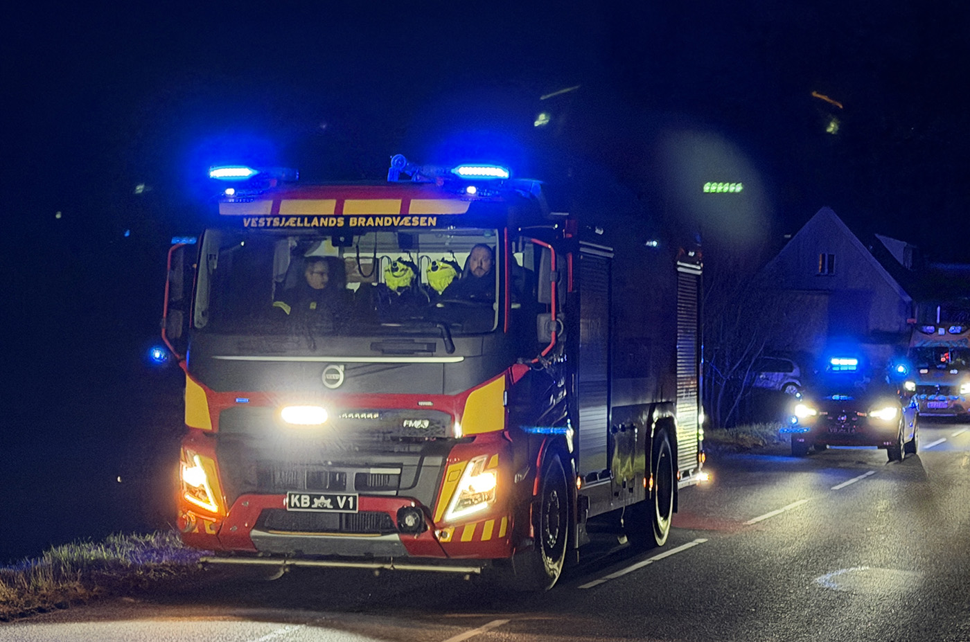 Brandvæsen og politi kaldt til brand i nat