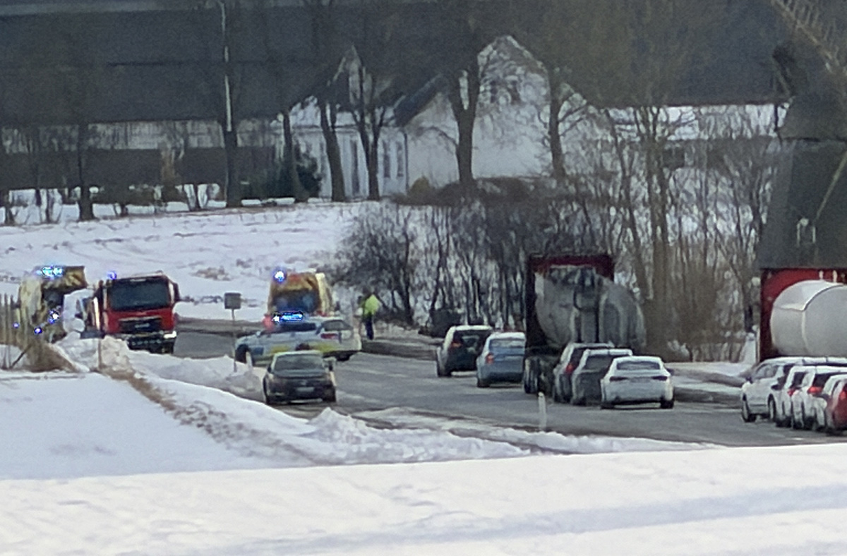 Trafikulykke spærrer vejen