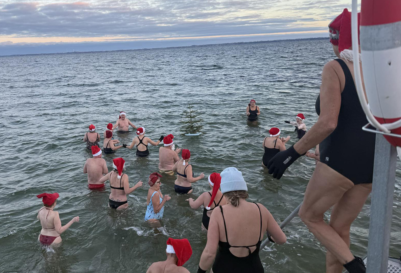 Hoppede i vandet og dansede rundt om juletræet