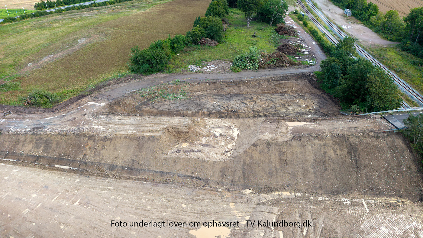 Vej er spærret mens der bygges bro over motorvejen