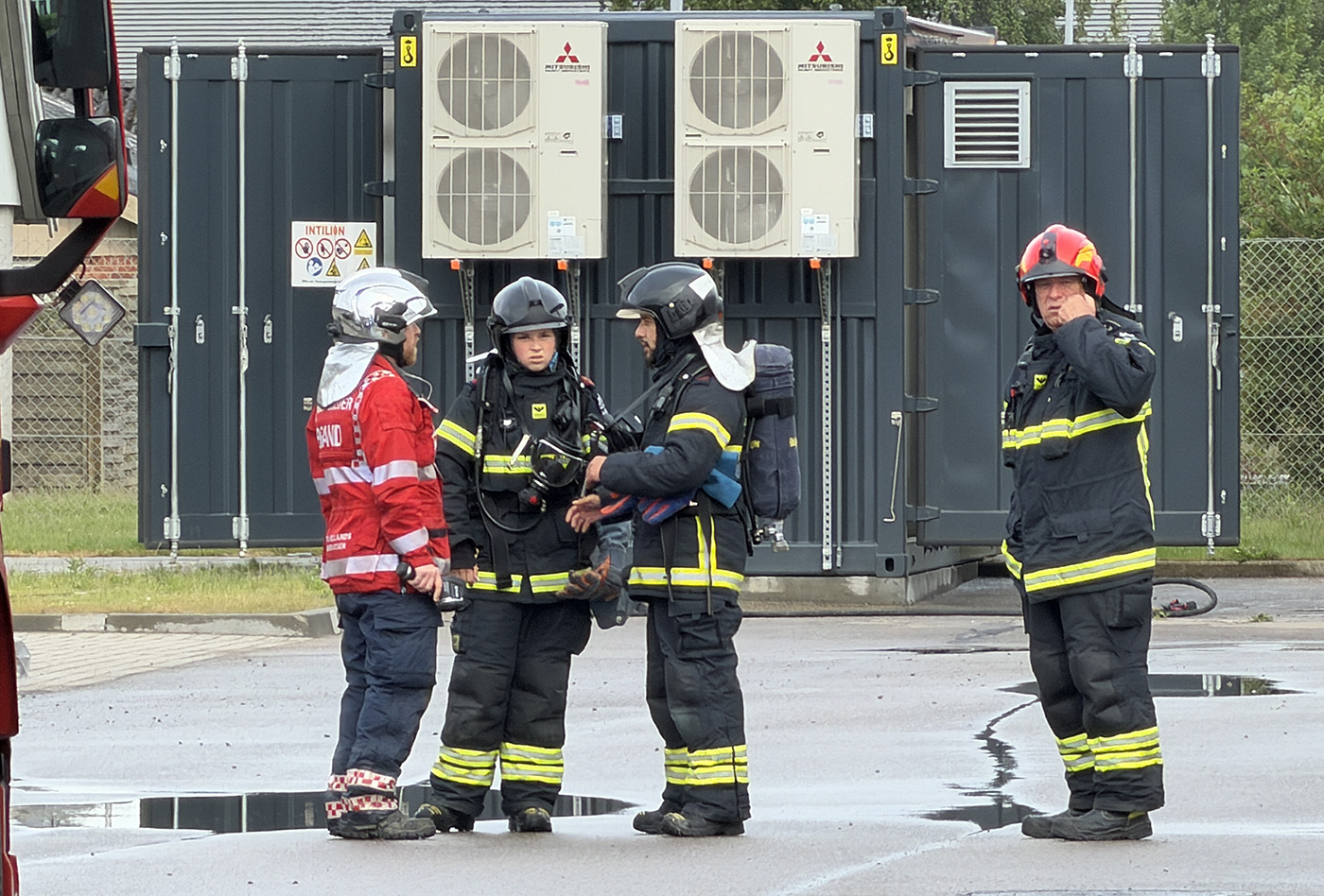 Kraftig røgudvikling fra en BESS container